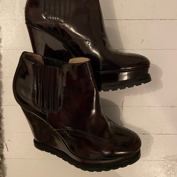 Michael Kors platforms. Gorgeous detailing in the front. - Picture 2 of 4